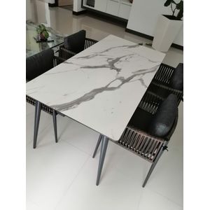 Comedor de Exterior Valeta, Marmol y Negro, con cuatro sillas acolchonadas